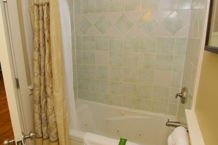 Room 105 of 373