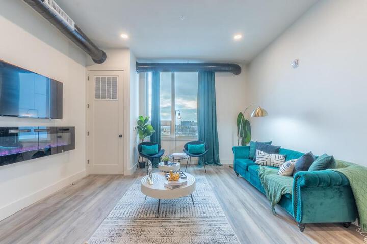 Emerald Escape Free Parking, 2 Bath, Sleeps 8 Near American Dream and The Airport, King Bed and 2 Queen Beds, Washer and Dryer