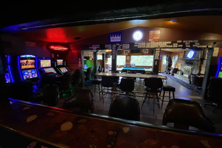 Lounge 17 of 23