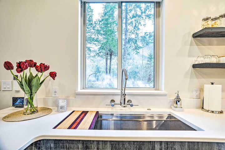 Heated Swim Spa! 15-acre Cabin on Skykomish River
