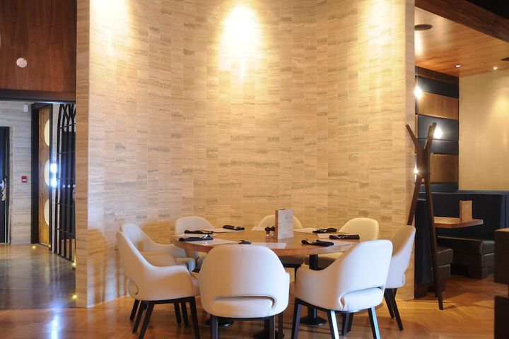 Dining 66 of 77