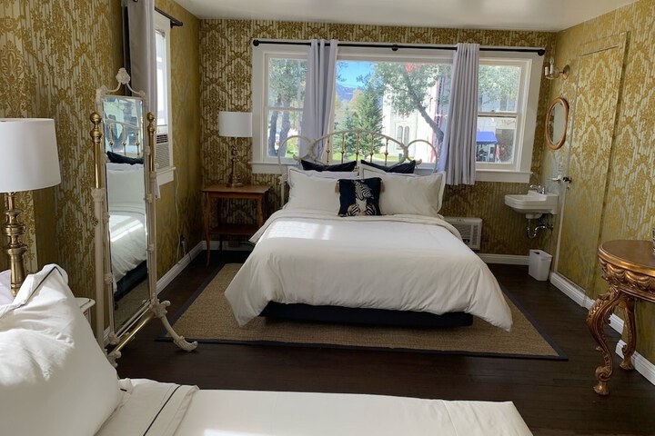 Room 9 of 25