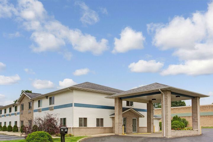 Super 8 by Wyndham Heath / Newark