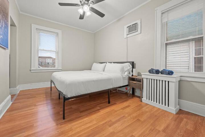 2-Story Stay with Game Lounge & Free Parking Spots - 5 mins to NYC Train