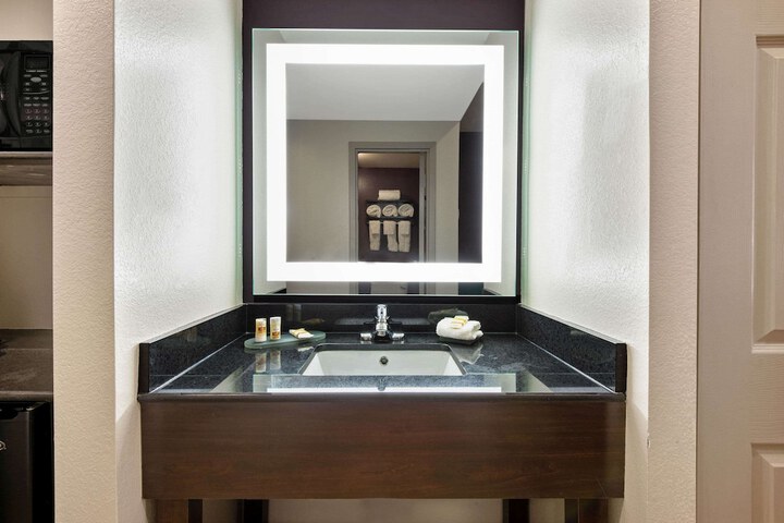 La Quinta Inn & Suites by Wyndham New Cumberland-Harrisburg