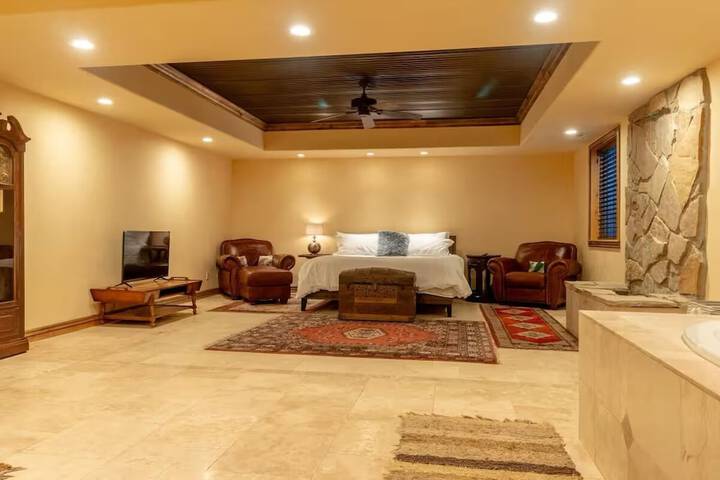 14 Guests 5BR 2BA Game room and Living