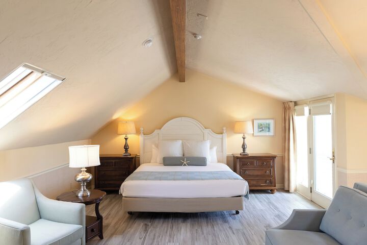 Anchor in Distinctive Waterfront Lodging