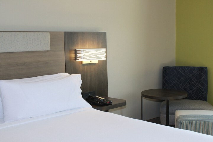 Holiday Inn Express & Suites Hope Mills-Fayetteville Arpt by IHG