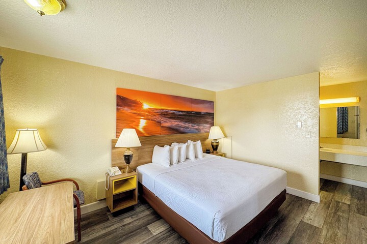 Days Inn by Wyndham Mackinaw City - Lakeview