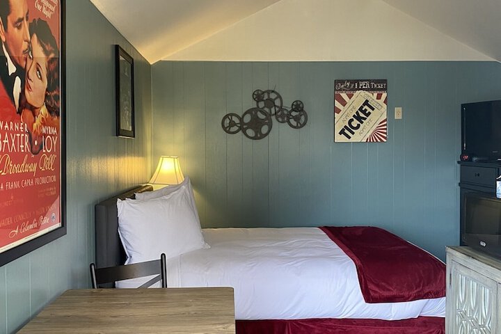 Lamplighter Cabins & Suites