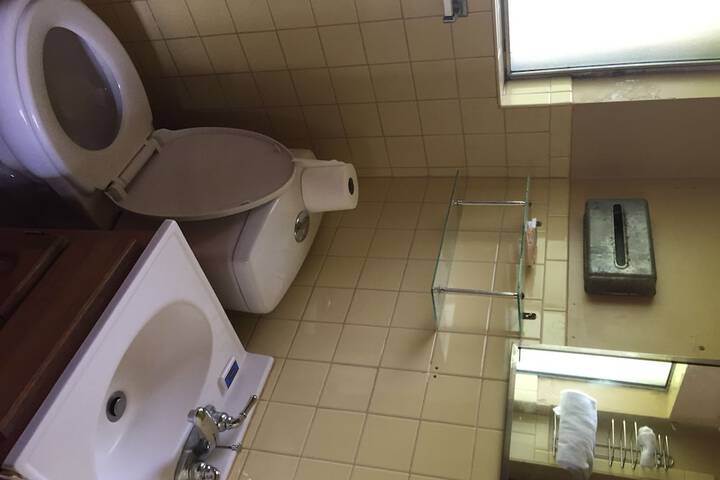 Room 5 of 10