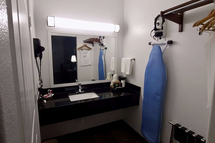 Room 7 of 18