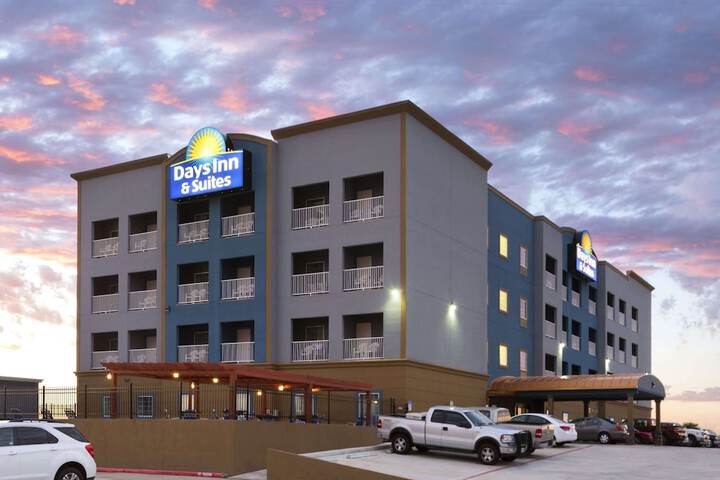 Days Inn & Suites by Wyndham Galveston West / Seawall