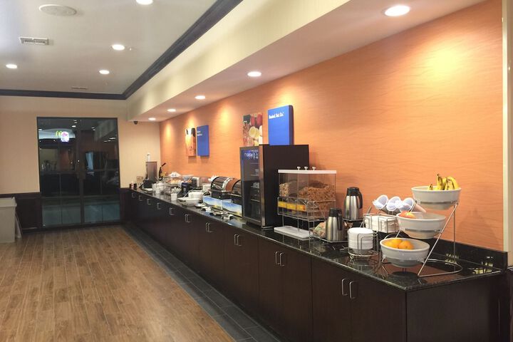 Comfort Inn & Suites Moore - Oklahoma City
