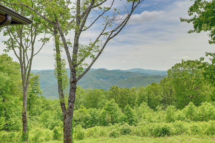 On 22 Acres: Cullowhee Craftsman Home w / Mtn Views