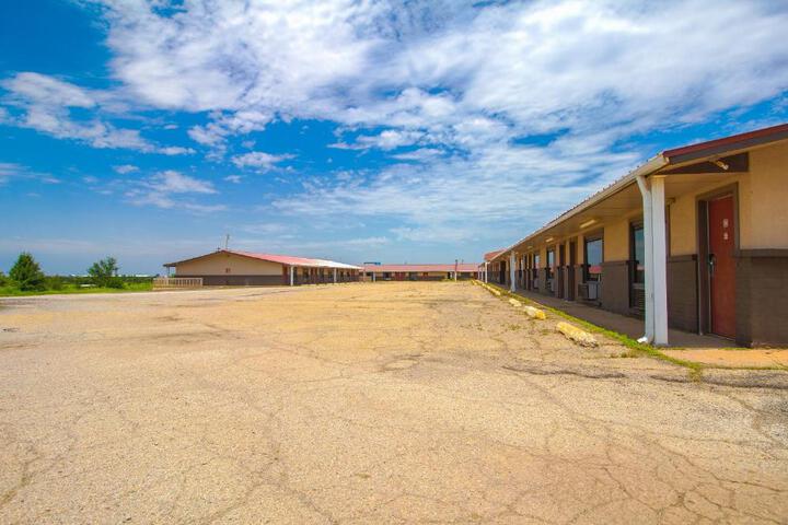 American Best Inn by OYO I-35 Perry near Lake McMurtry