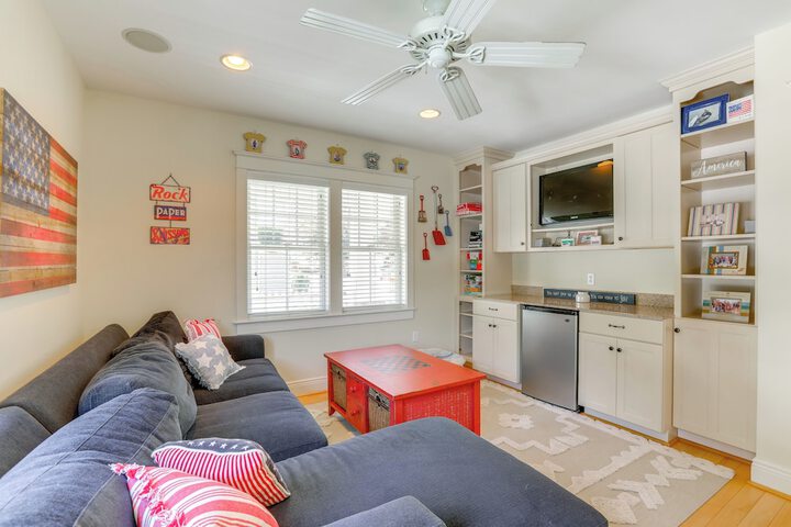 Spacious Avalon Beach House - 2 Blocks to Water!