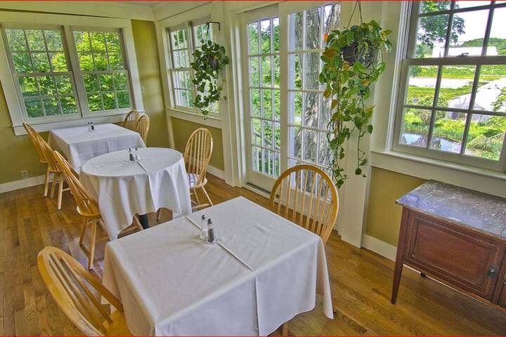 Dining 84 of 124