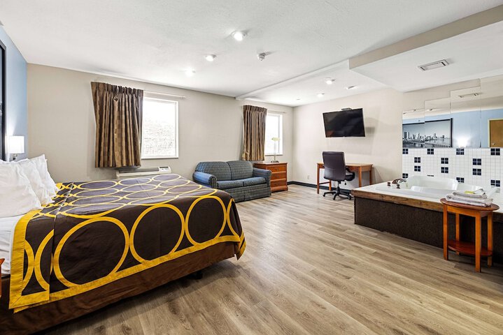 Super 8 by Wyndham Pittsburgh / Monroeville