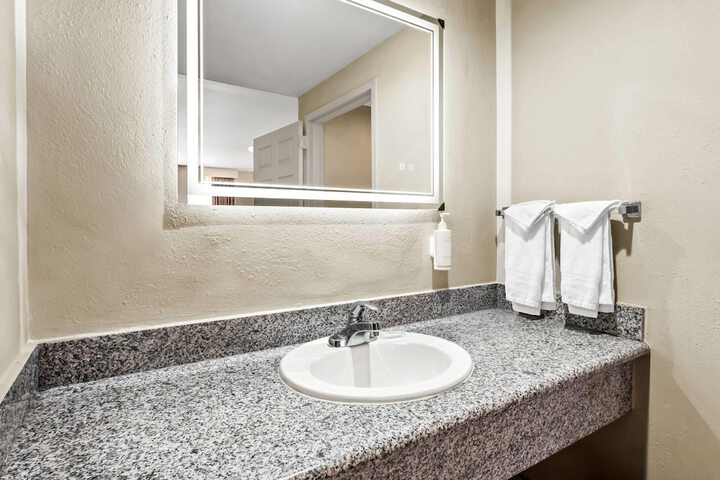 Days Inn by Wyndham Fontana / Rialto
