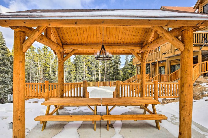 Expansive Alma Cabin w / Hot Tub & Mountain Views!