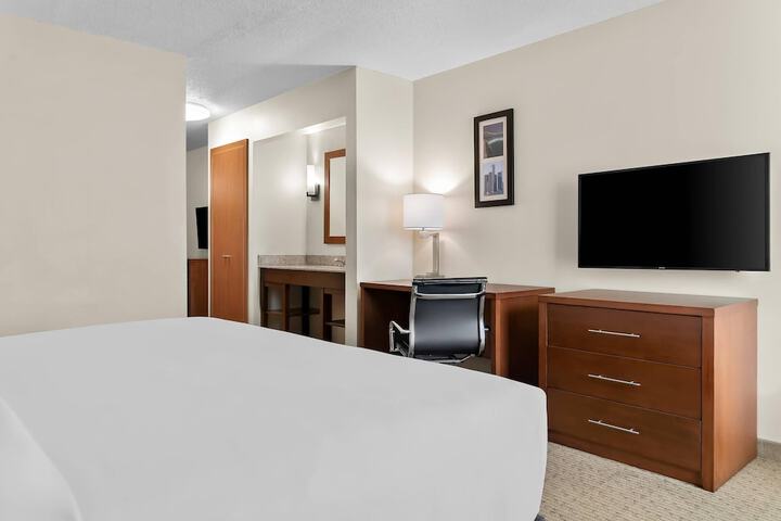 Comfort Inn & Suites Taylor - Detroit