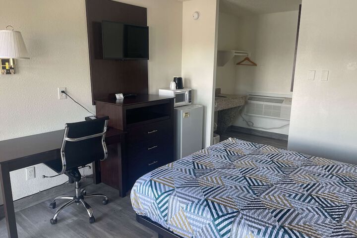 Room 8 of 18