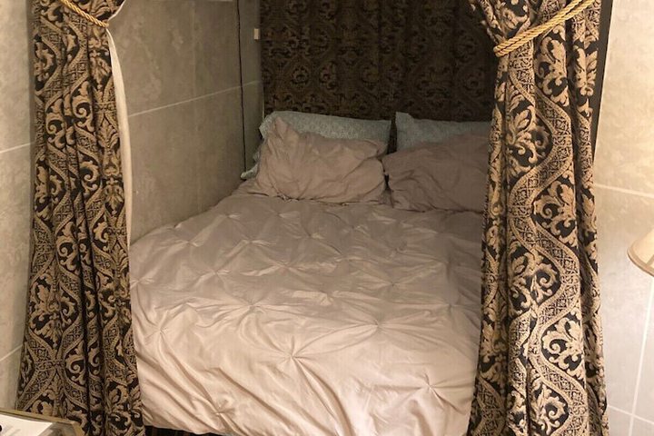 Room 20 of 102