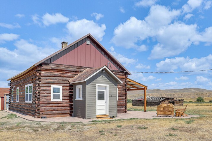 Mountain-view Log Cabin in Wyoming Wilderness