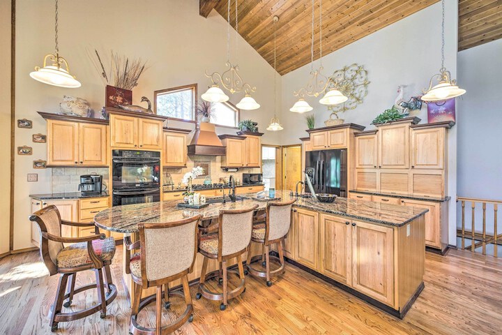 Serene Monument Sanctuary w / Patio & Fire Pit!