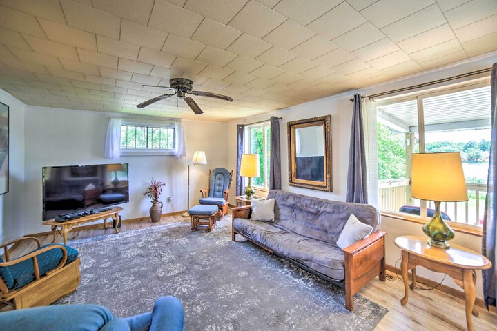 Cozy Ishpeming Cottage w / Lake & Park Views!