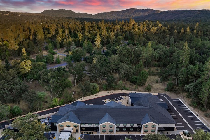 The Inelle Oakhurst Yosemite, a Tribute Portfolio Hotel