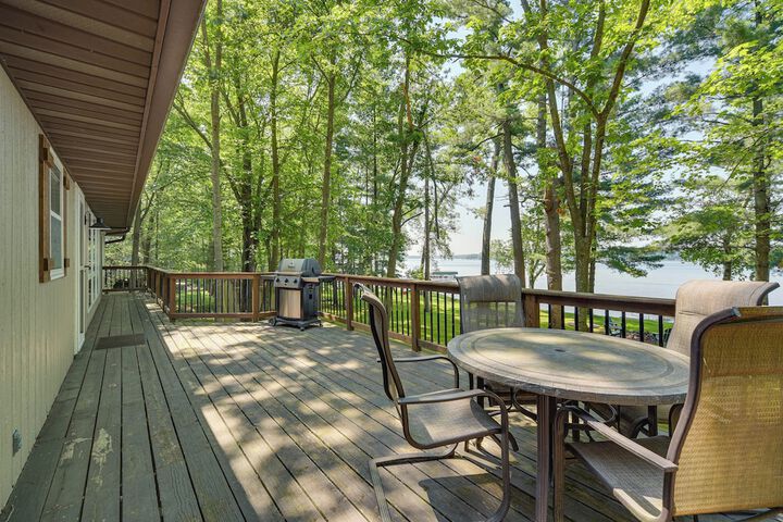 Spacious Luxury Cabin w / Deck & Dock on Bone Lake