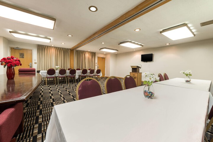 Quality Inn & Suites Portage Central