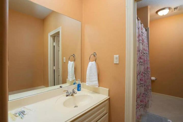 Bedroom with 3.5-Bathroom near Golf Course!