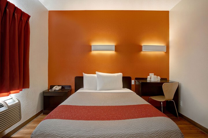 Room 18 of 34