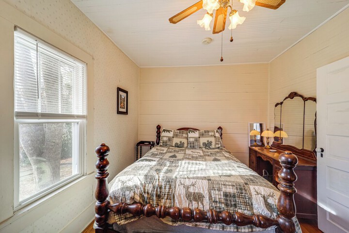 Rustic Linville Falls Cottage w / Fire Pit!