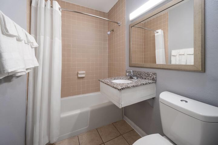 Super 8 by Wyndham Portsmouth - Norfolk