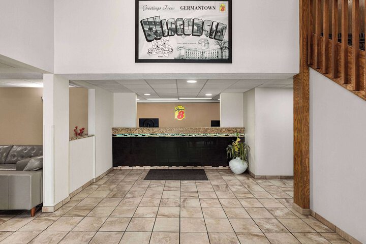 Super 8 by Wyndham Germantown / Milwaukee