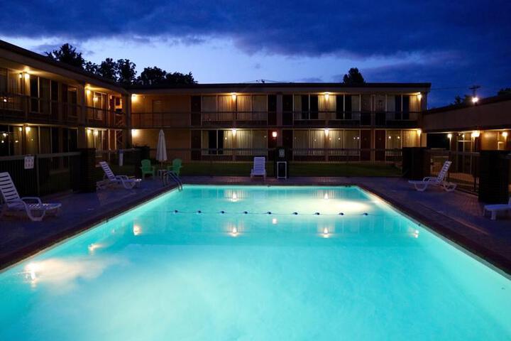 RIVER ROCK INN