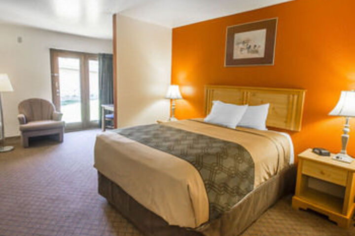 Econo Lodge Inn & Suites