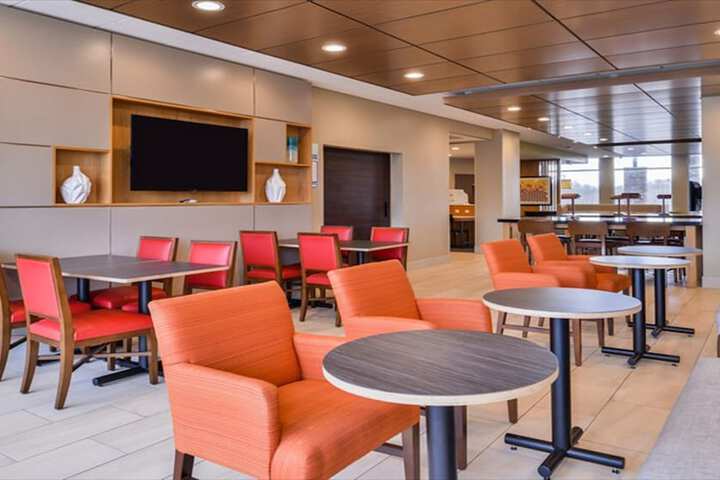 Holiday Inn Express & Suites Parkersburg East by IHG