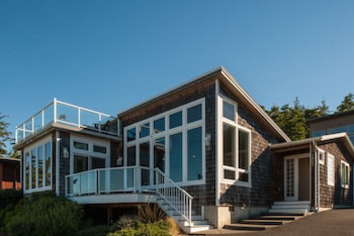 Oceanside Paradise 3 Br home by RedAwning