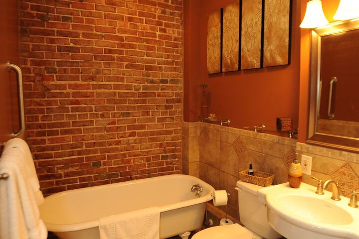 Hamilton House Inn