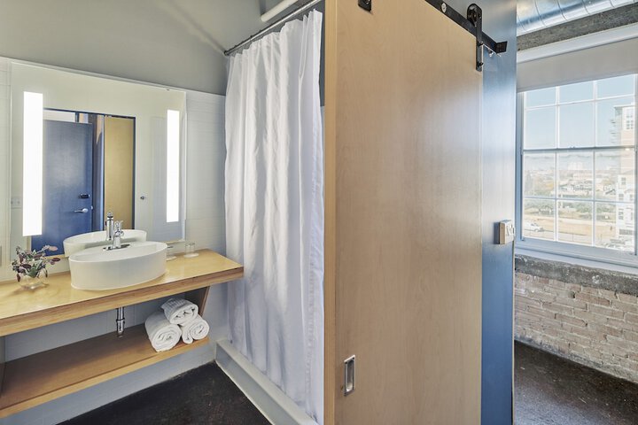 Room 27 of 61