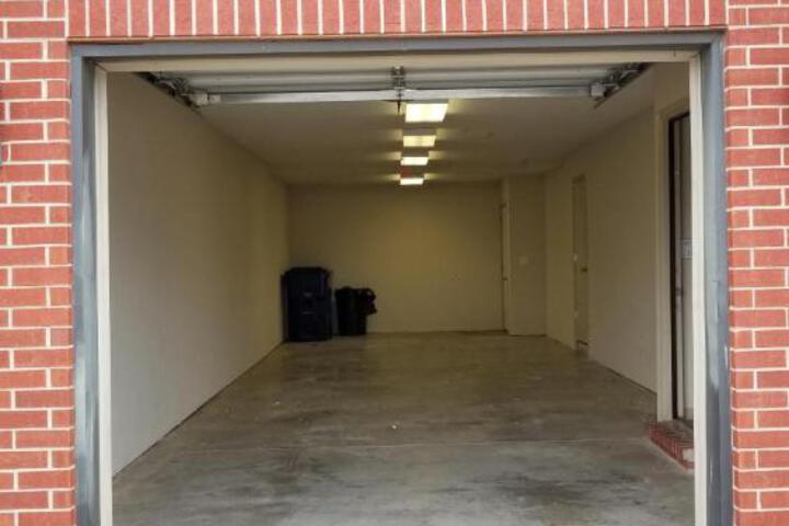 Old Fort Loft King & Queen suites nearest accomodation to Marshals Museum power your EV for free!
