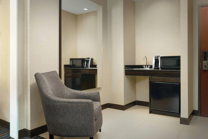 Lounge 47 of 51