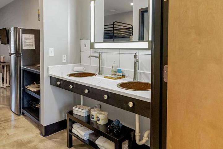 Group suite near Six Flags with onsite activities