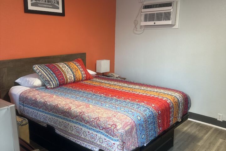 Room 10 of 25
