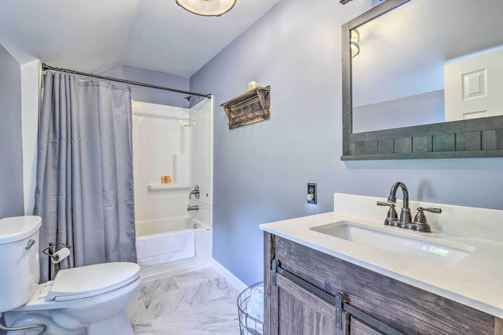 Watkins Glen Lakeview Cottage w / Waterfall!